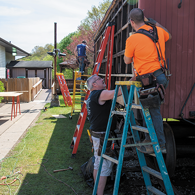 Union workers restore old Findlay caboose
